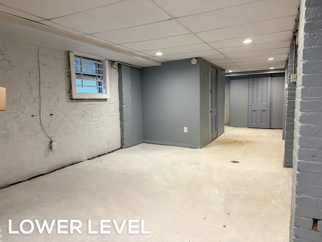 Building Photo - 18 Howard Pl