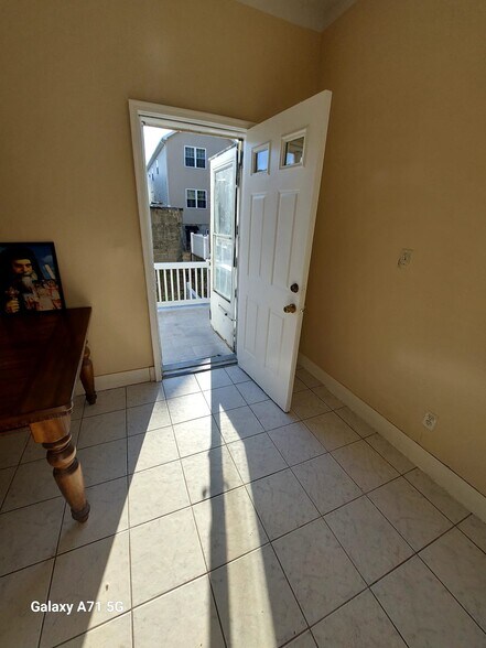 Building Photo - 253 Bowers St
