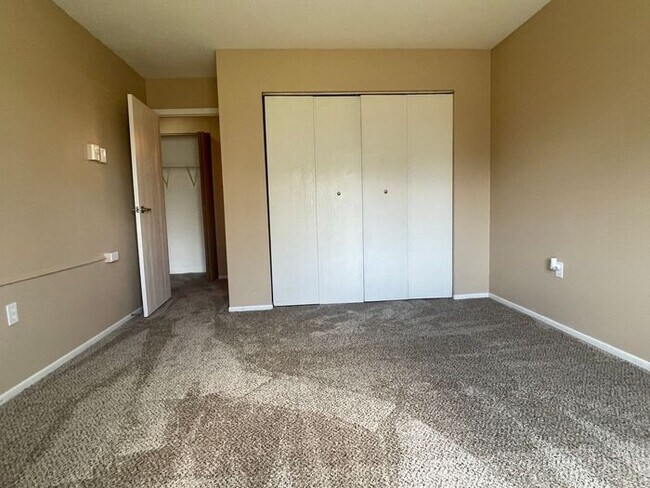 Building Photo - Chanhassen Town Home, All New Carpet/Floor...