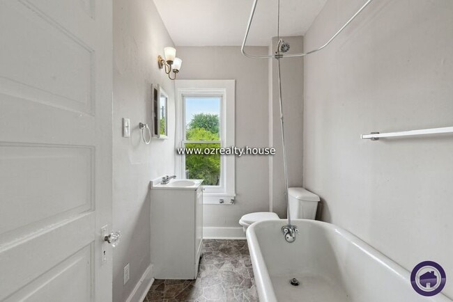 Building Photo - 1310 Almon Ave