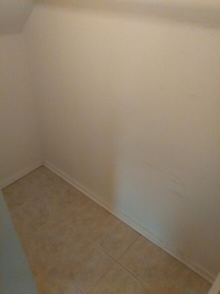 Closet - 2432 Prais St