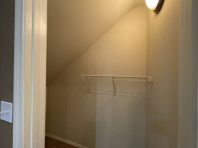 Building Photo - Spacious 3-Bedroom Home in the Northwest L...