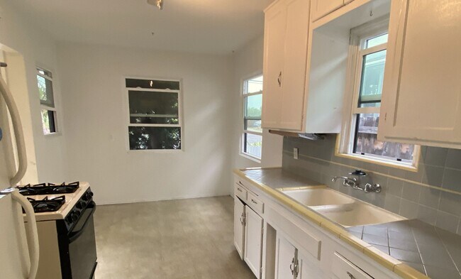 Building Photo - South Park Area 2 Bedroom Cottage w/Garage