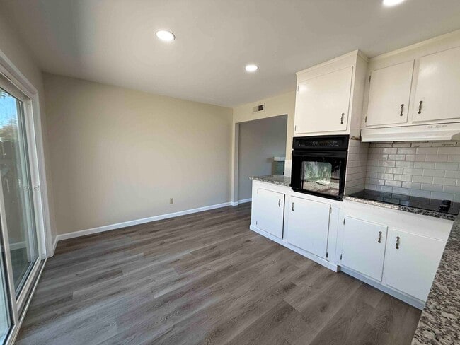 Building Photo - Great 2 Bedroom Duplex