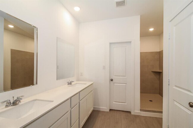 Building Photo - 1912 Ponderosa Pne Ln