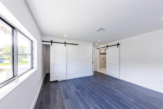 Building Photo - 1001 NW 6th Dr