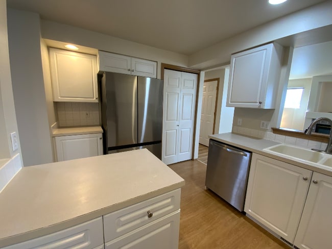 Building Photo - 7415 Village Dr E