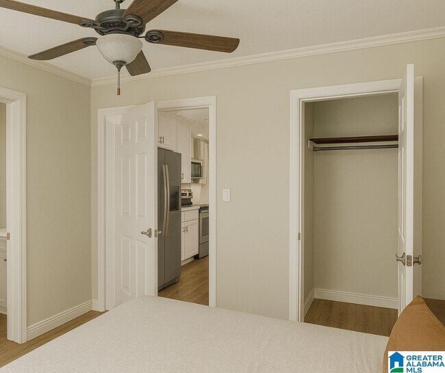 Building Photo - 2005 Barry St