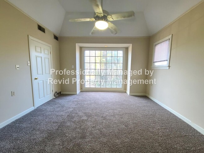 Building Photo - HUGE home in East Buntyn near U of M