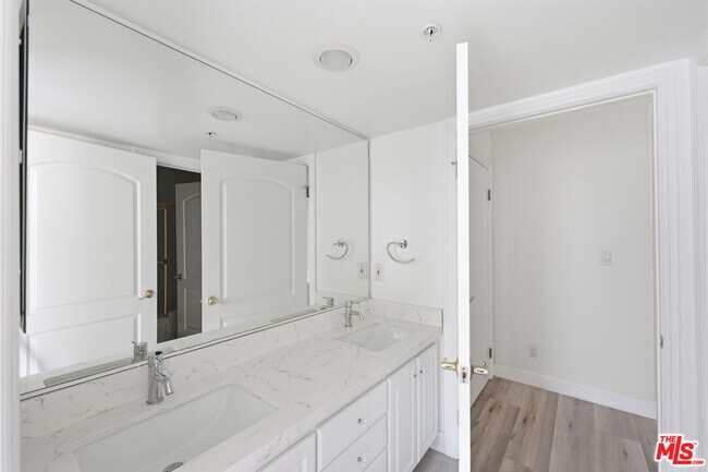 Building Photo - 2311 Schader Dr