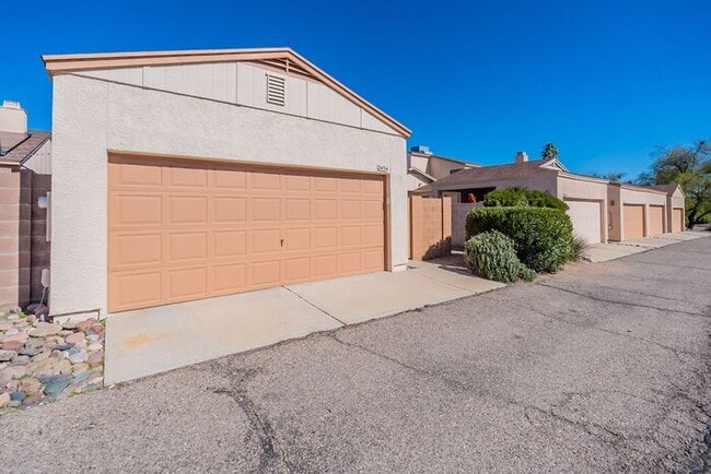 Building Photo - 2434 N Palo Hacha Dr