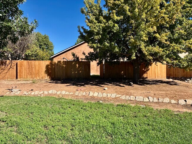 Building Photo - 3617 Cameo Dr