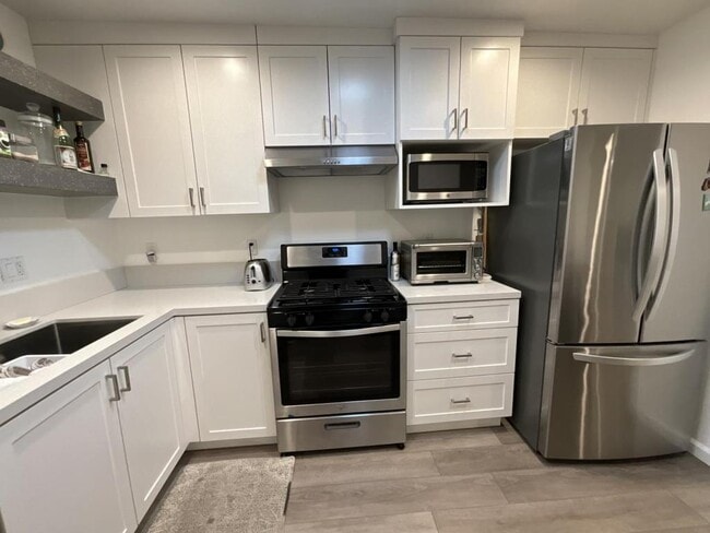 Building Photo - 18427 Delano St