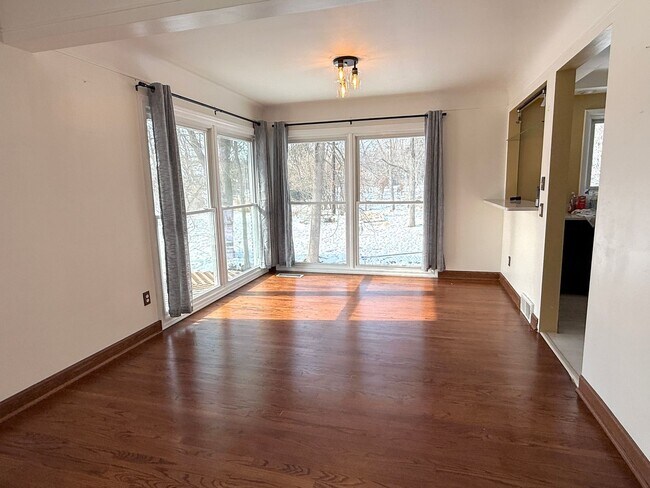 Building Photo - Move-In Ready 2 bedroom, 1.5 bathroom Home in Livonia