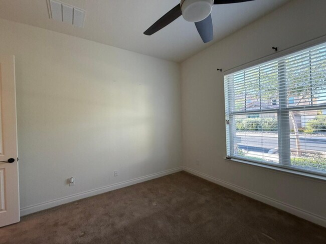 Building Photo - 9541 E Theia Dr