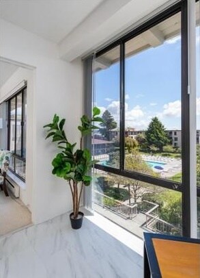 Building Photo - 6 Commodore Dr