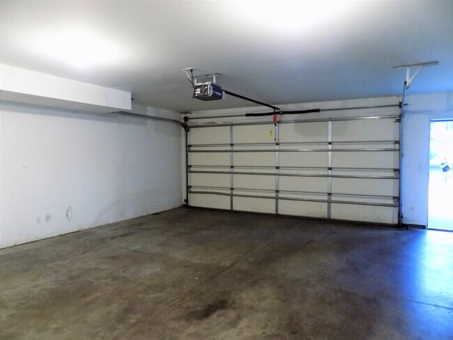 Building Photo - Large Iowa City Townhouse