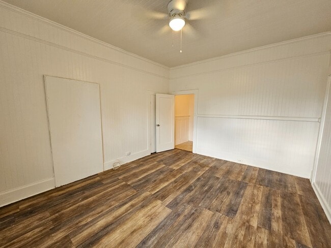 Building Photo - 2 Bed 1 Bath Apartment with one parking.  Tenant pay all utilities.