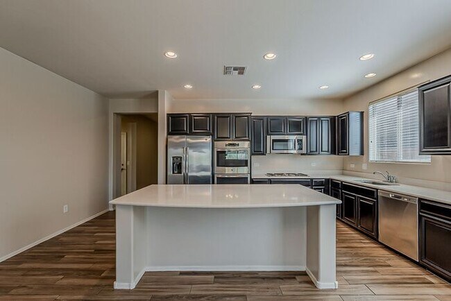 Building Photo - Modern 4 Bed Tucson Rental with Spacious K...
