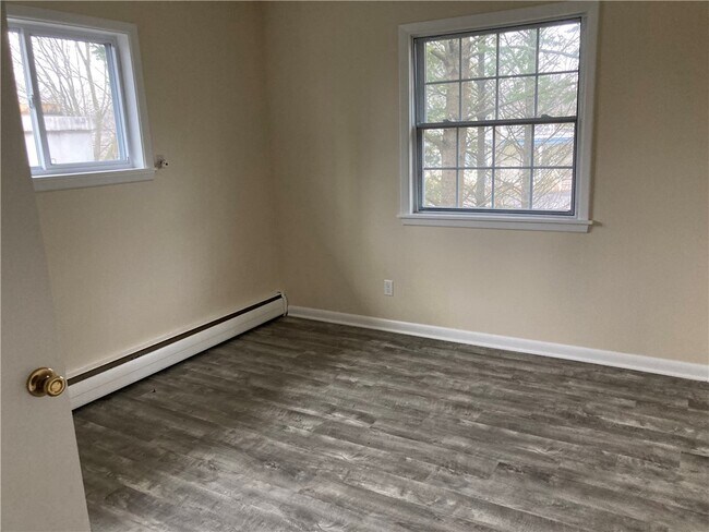 Building Photo - 326 E Linden Ave