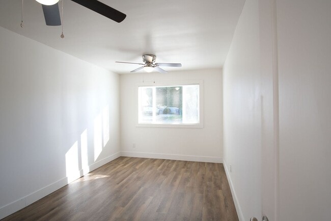 Building Photo - 3 Bedroom 1 Bath -Available NOW