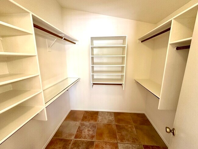 Building Photo - 2914 E Woodland Dr