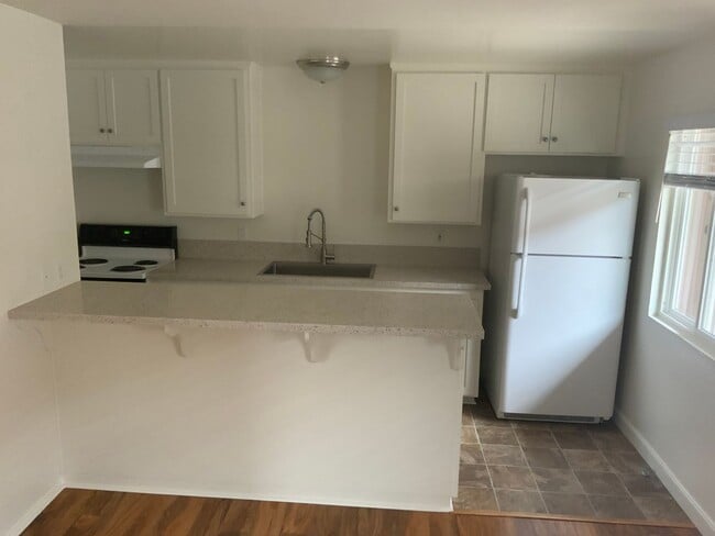 Building Photo - Stunning 1 Bedroom