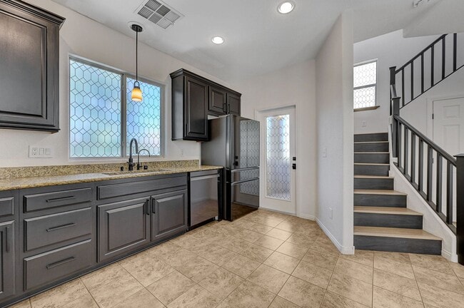 Building Photo - Stylish Tri-Level Home/Tandem Garage in Henderson