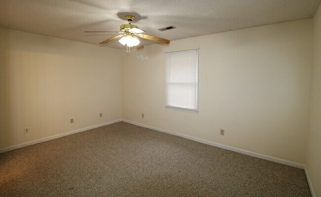 Building Photo - 60 Crowndale Ct