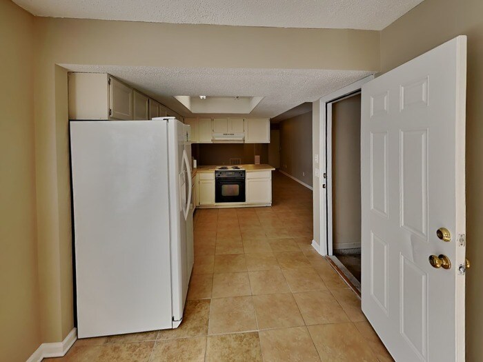 Building Photo - 950 Turtle Creek Dr S