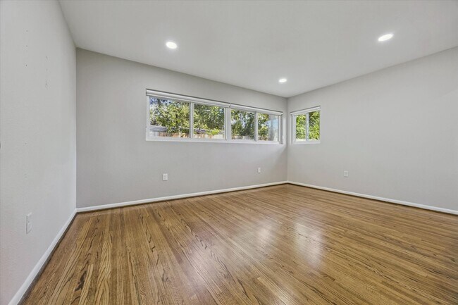 Building Photo - 8621 Bob White Dr