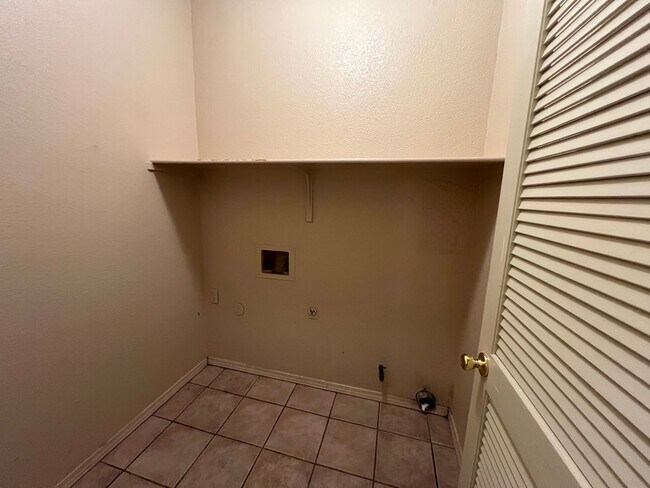 Building Photo - Incredible 4 bedroom, 2 1/2 bath home in East El Paso!!