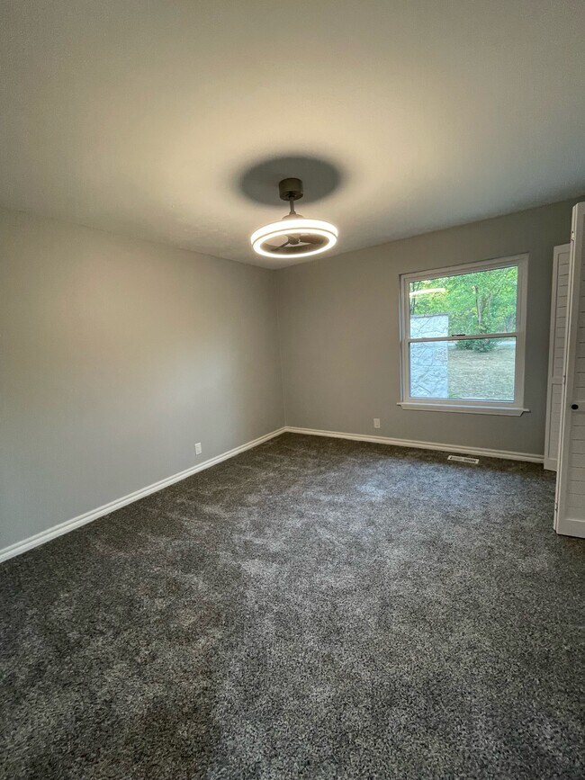 Building Photo - 106 Oak Hills Dr
