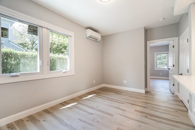 Building Photo - 382 Midland Ave