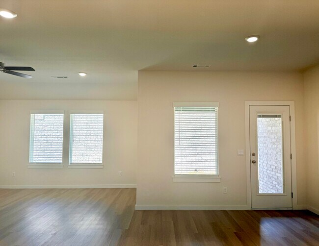 Building Photo - 5382 Selah St