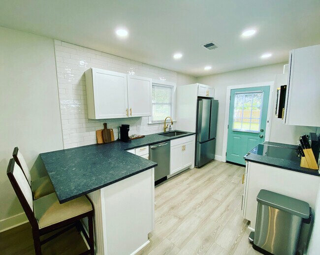 Building Photo - 2611 S Allen Dr
