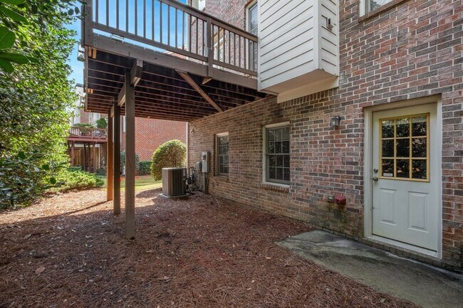 Building Photo - 1240 Dunwoody Cove