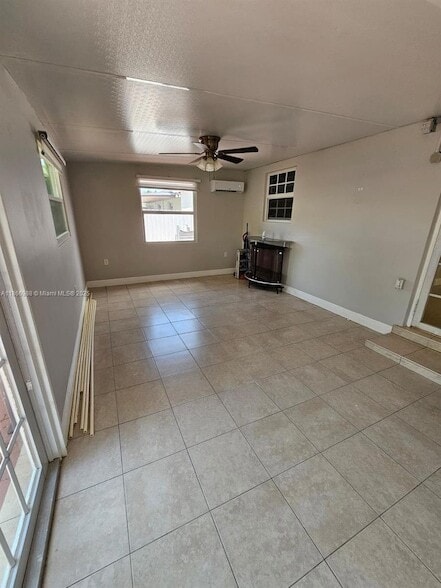 Building Photo - 1020 N 74th Way