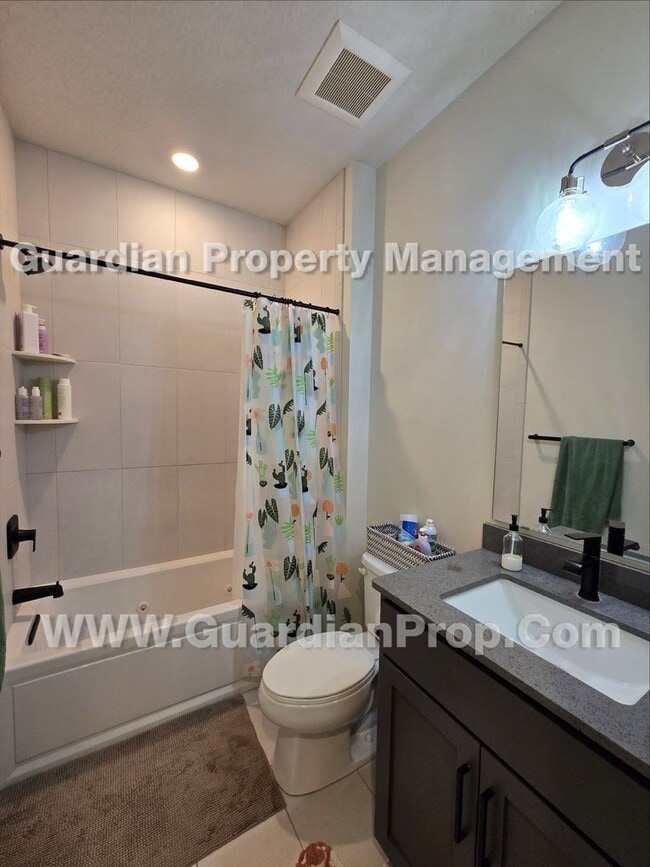 Building Photo - Chaska luxury home, Extra-large living areas, Owners suite, Walkout patio