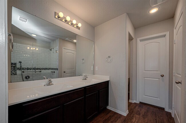Building Photo - 14004 Lake Cres Dr