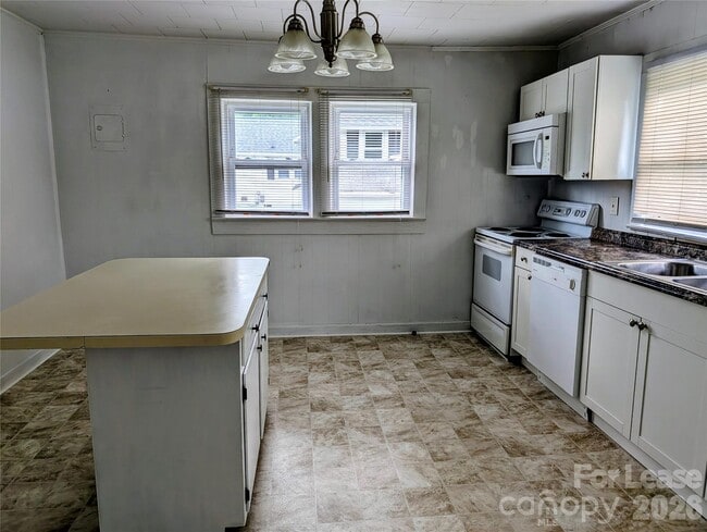 Building Photo - 829 Bristol Dr