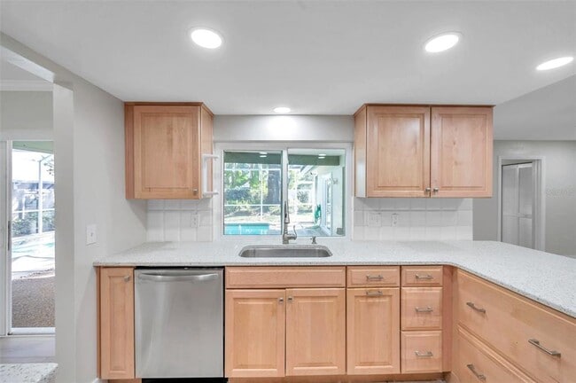 Building Photo - 8789 Maplewood Rd