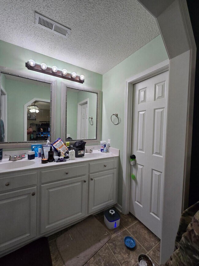 Building Photo - 3275 Oleander Dr