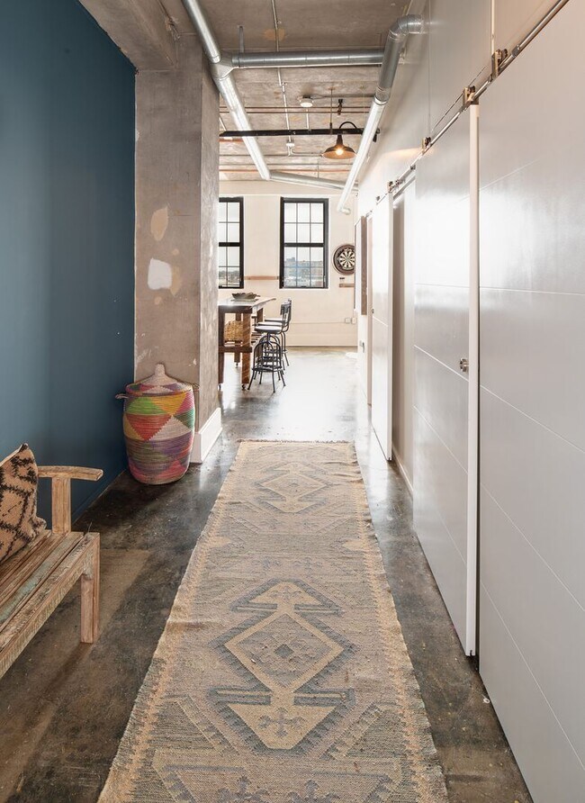 Building Photo - Enjoy the excitement of living in the heart of downtown Knoxville with this FURNISHED loft at $27...