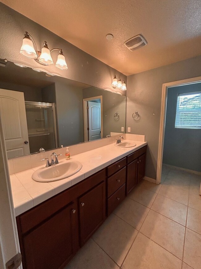 Building Photo - Nice home for rent in Visalia!