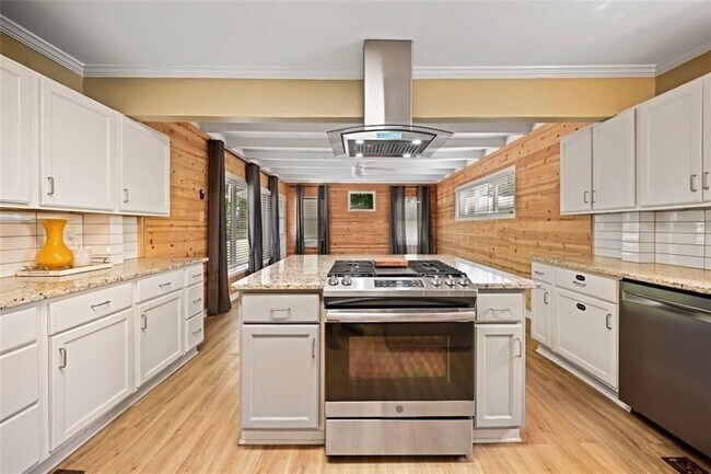Building Photo - 2654 Elsinore St