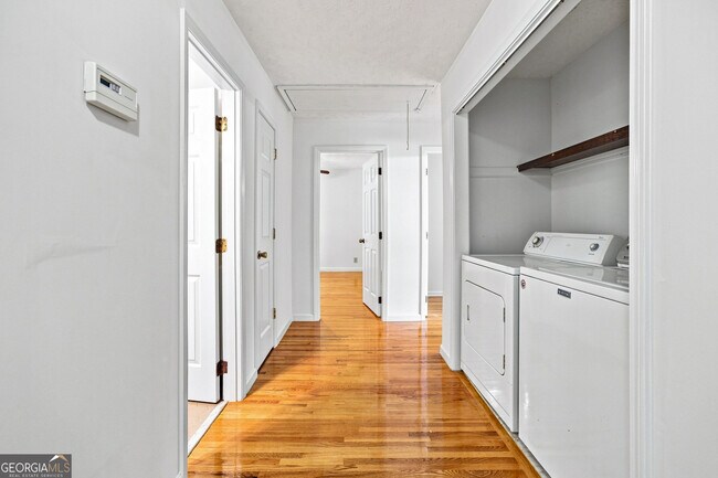 Building Photo - 965 Millbrook Ct