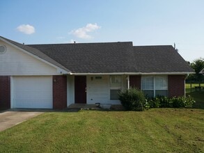 Building Photo - Allynne Ct Duplex