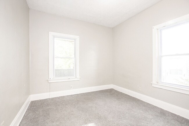 Building Photo - 5 BED 2 BATH BEAUTIFUL SINGLE FAMILY HOME ...