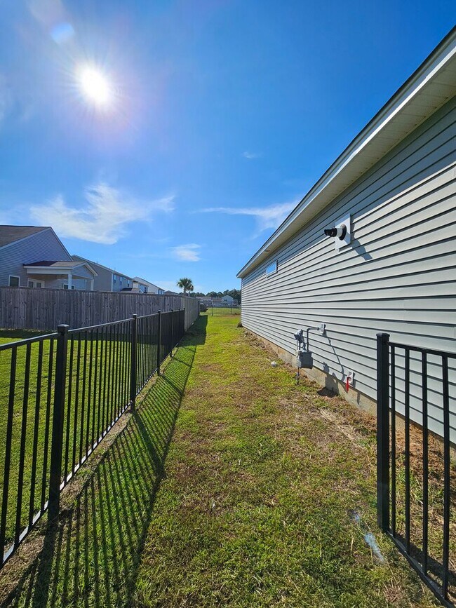 Building Photo - Gorgeous Goose Creek Home!